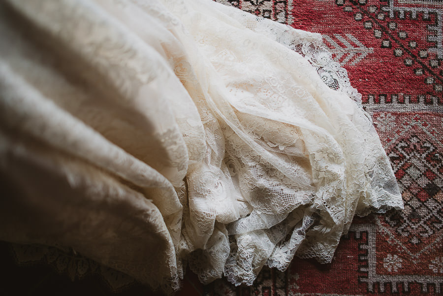 Romantic Italian elopement in Tuscany Photo / Lace Dress