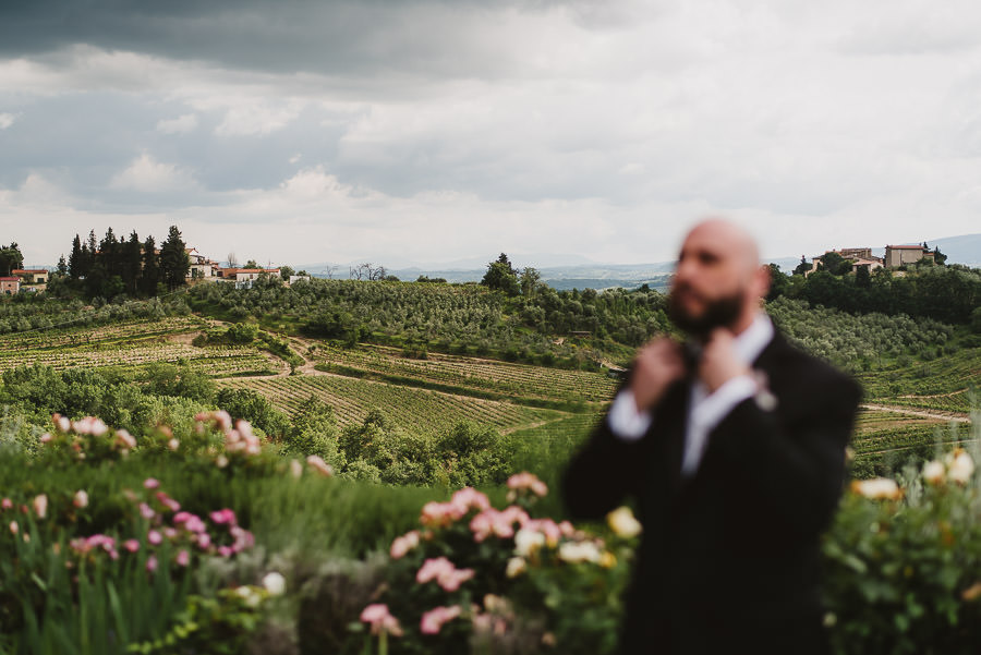 Romantic Italian elopement in Tuscany Photo / first look