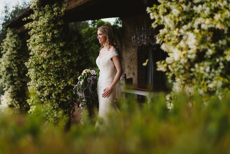 Romantic Italian elopement in Tuscany Photo / first look