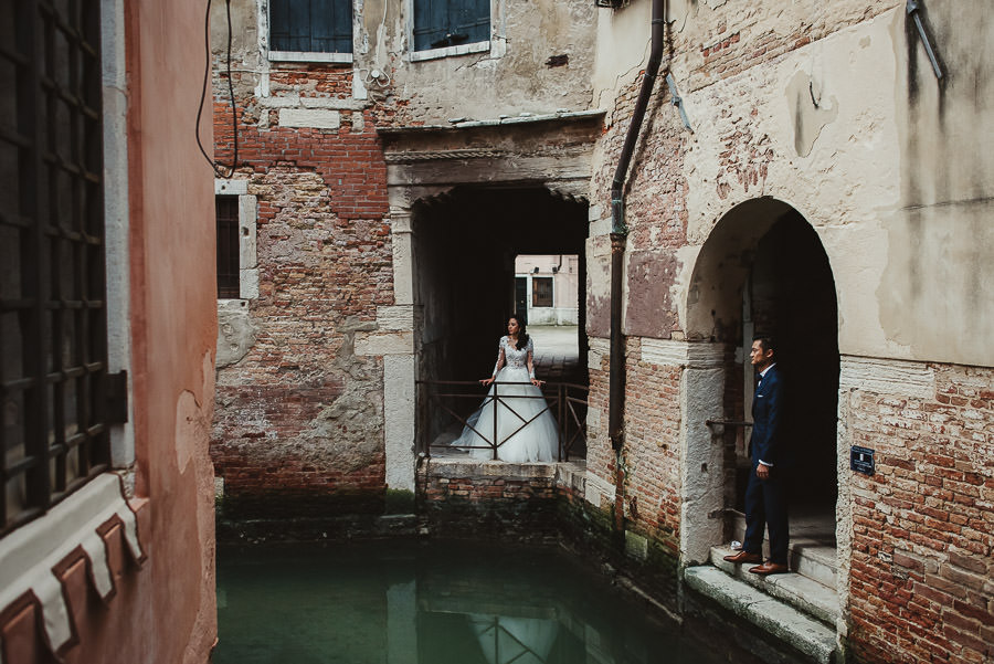 venice wedding photographer / bridal couple looking each other