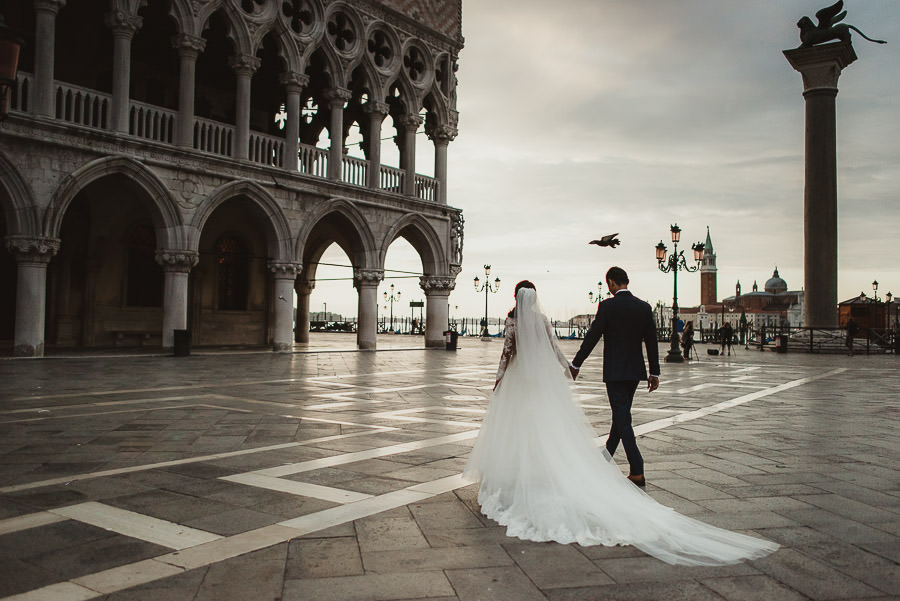 venice wedding photographer / bridal couple walking in Piazza San Marco