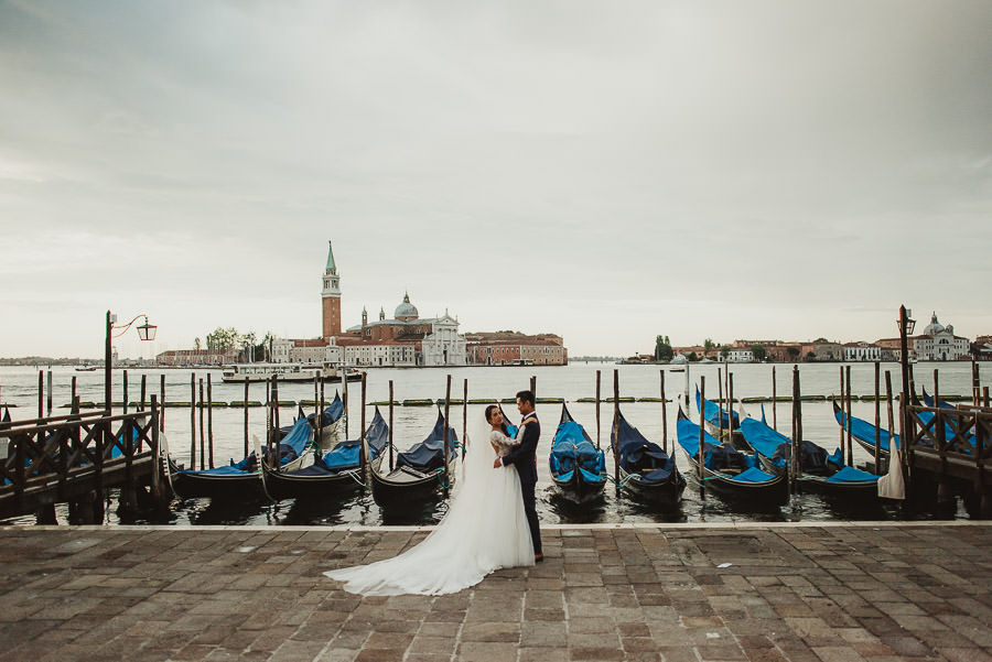 venice wedding photographer / bride + groom portrait with gondolas