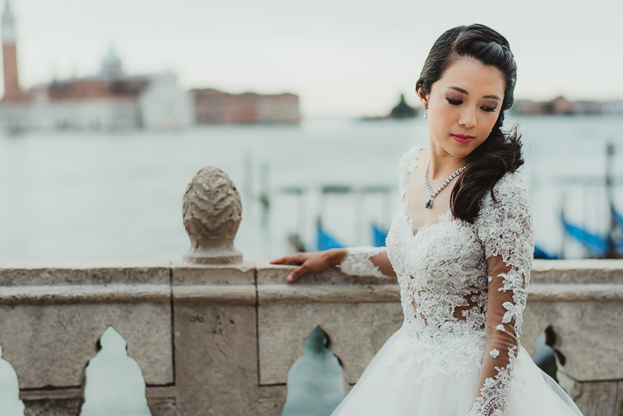 venice wedding photographer / bride portrait with gondolas