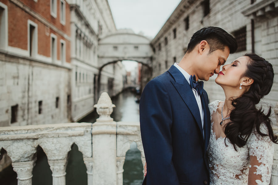 venice wedding photographer / sunrise pre wedding / bridal couple intimate portrait at Ponte dei Sospiri