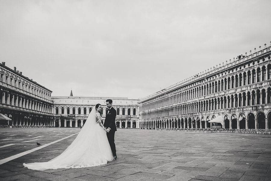 venice wedding photographer / sunrise pre wedding / bride + Groom creative portrait in Piazza san Marco