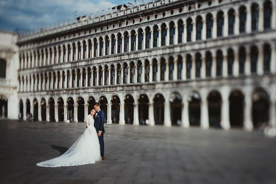 venice wedding photographer / sunrise pre wedding / bride + Groom in Piazza san Marco