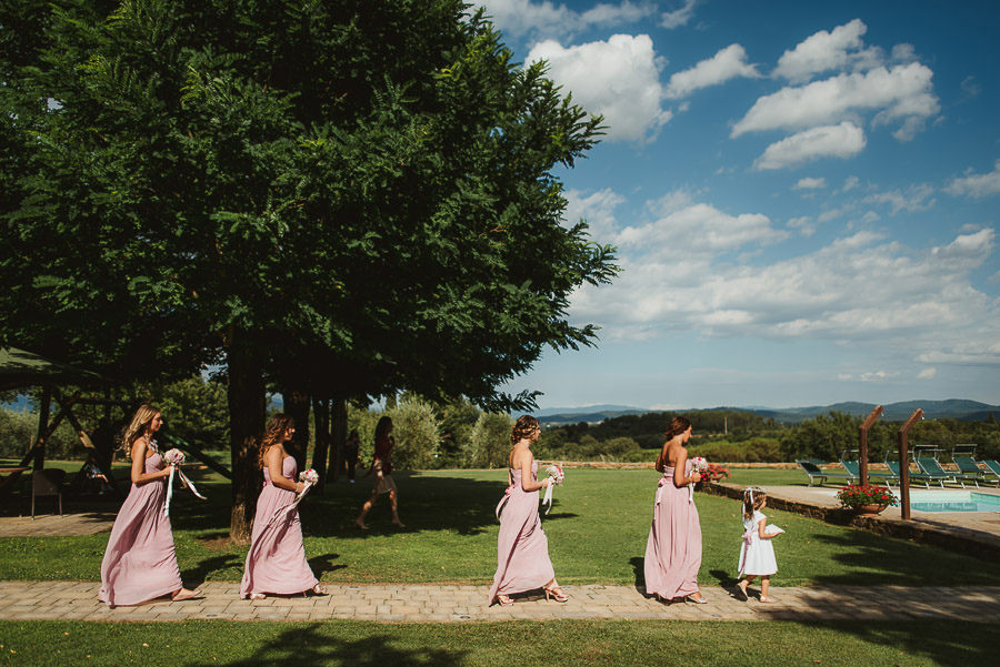 italian style outdoor wedding ceremony, Bride wlaking down the a