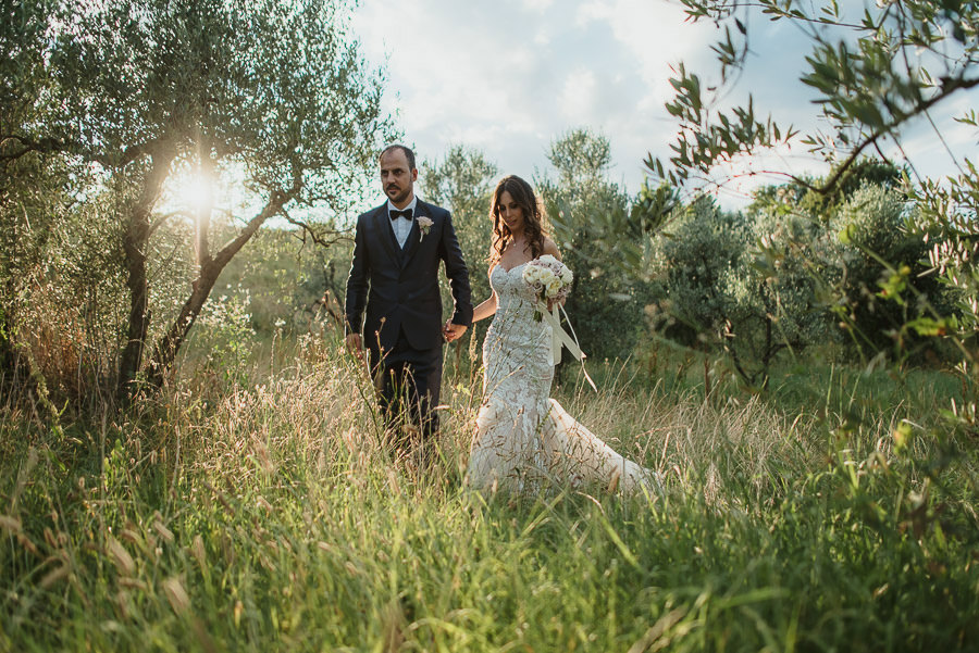 italian style outdoor wedding ceremony, bride groom love lsessio