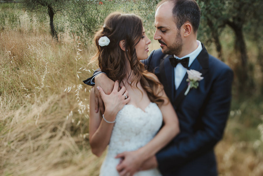 italian style outdoor wedding ceremony, bride groom love lsessio