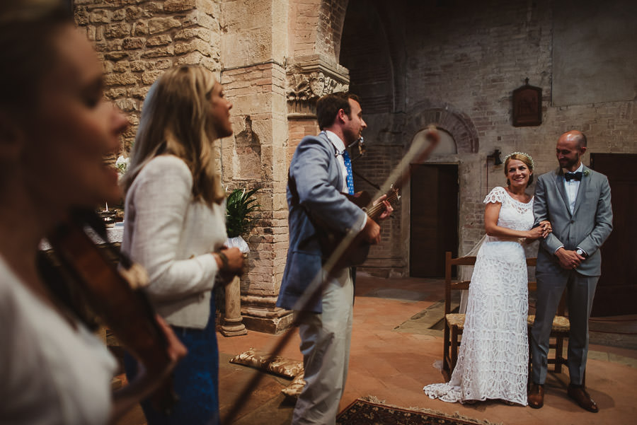 relaxed countryside wedding tuscany one lens photography 1072