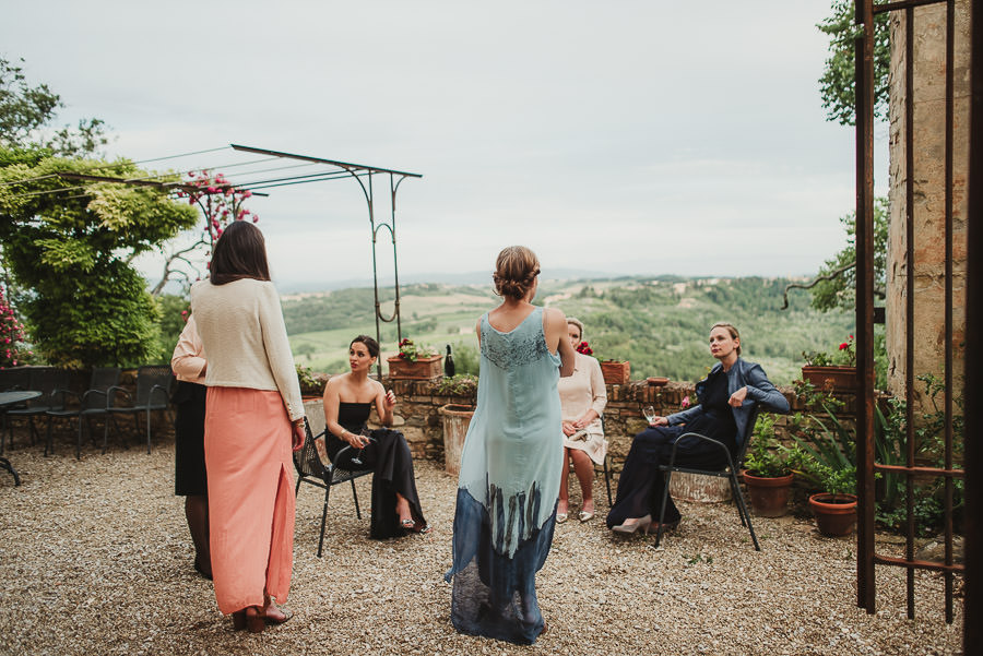 relaxed countryside wedding tuscany one lens photography 1155