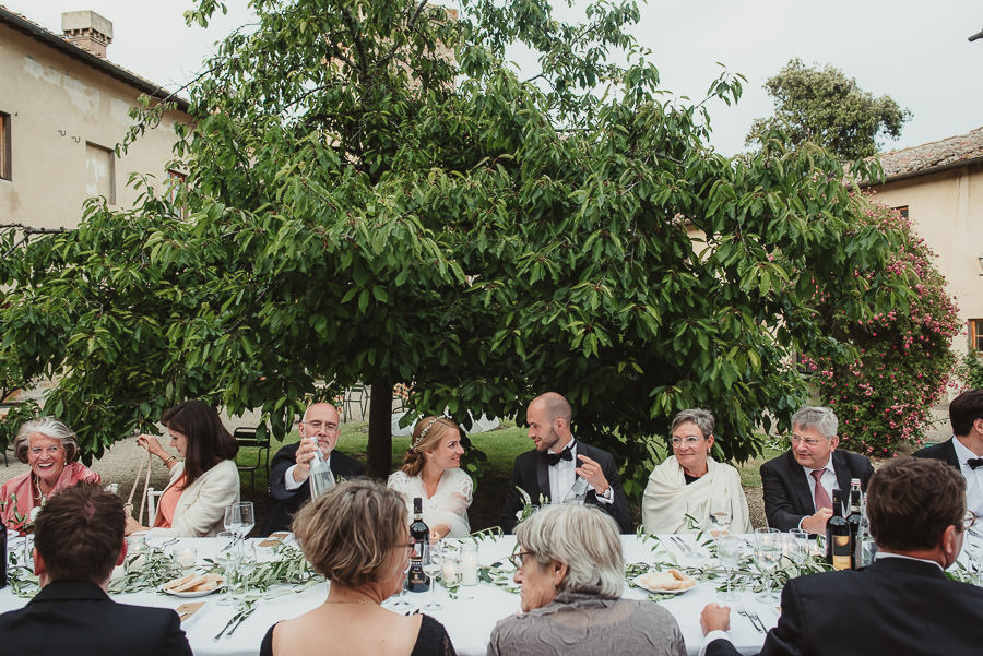 relaxed countryside wedding tuscany one lens photography 1161