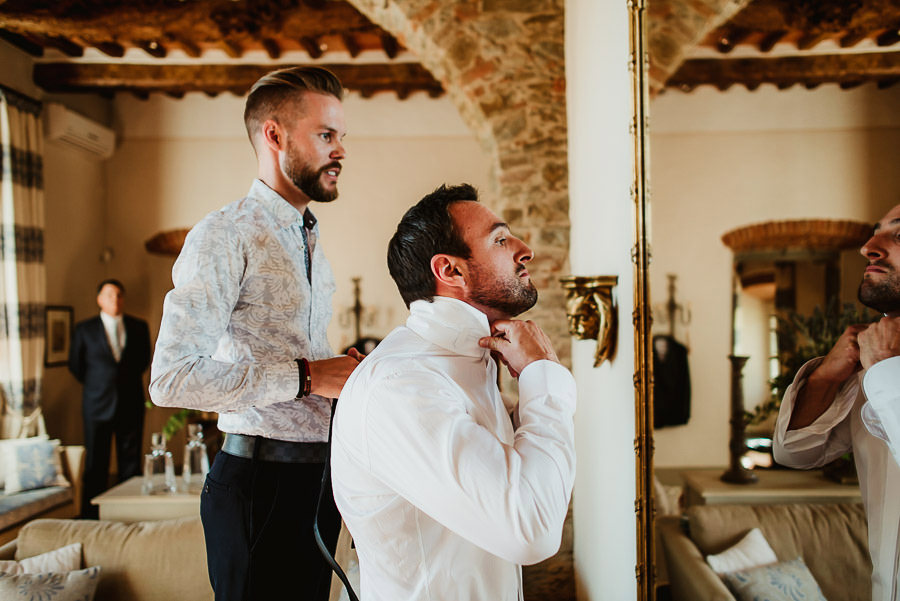 get married in Cortona Villa groom getting ready