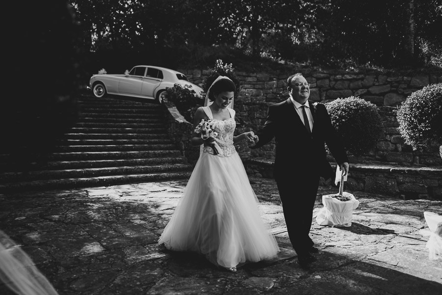 tuscany intimate wedding bride arrival in chirch with father