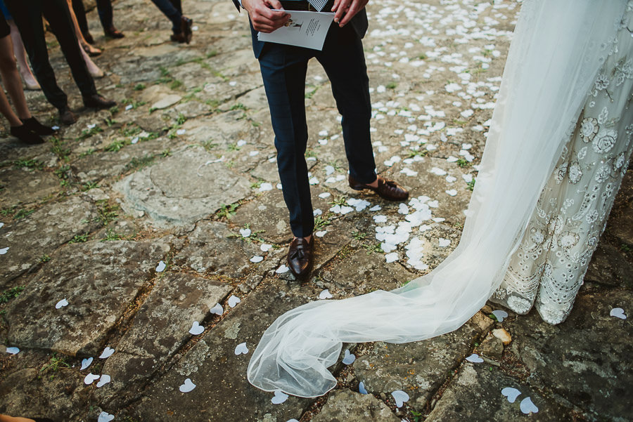 get married in Italy confetti throwing