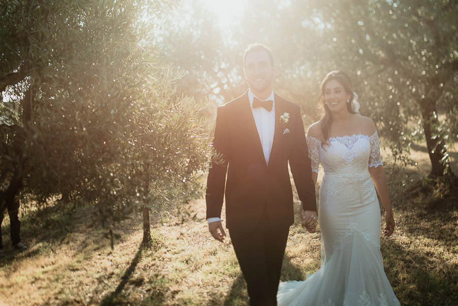 get married in Cortona Villa bride groom outdoor portrait intima