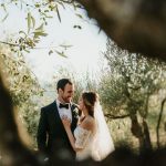 088 get married in cortona villa bride groom outdoor portrait intimate creative