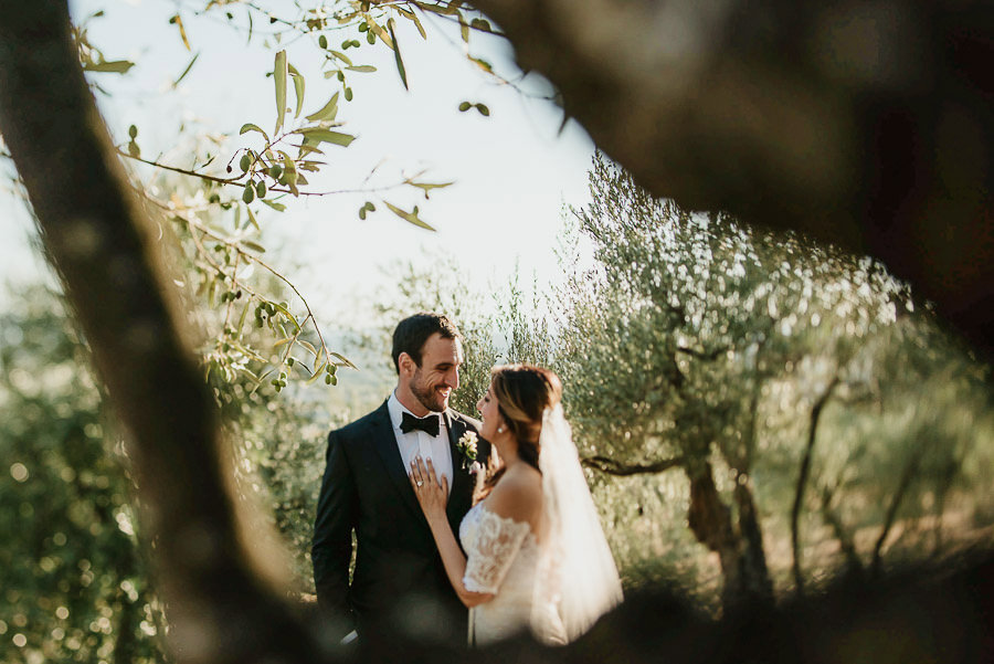 get married in Cortona Villa bride groom outdoor portrait intima
