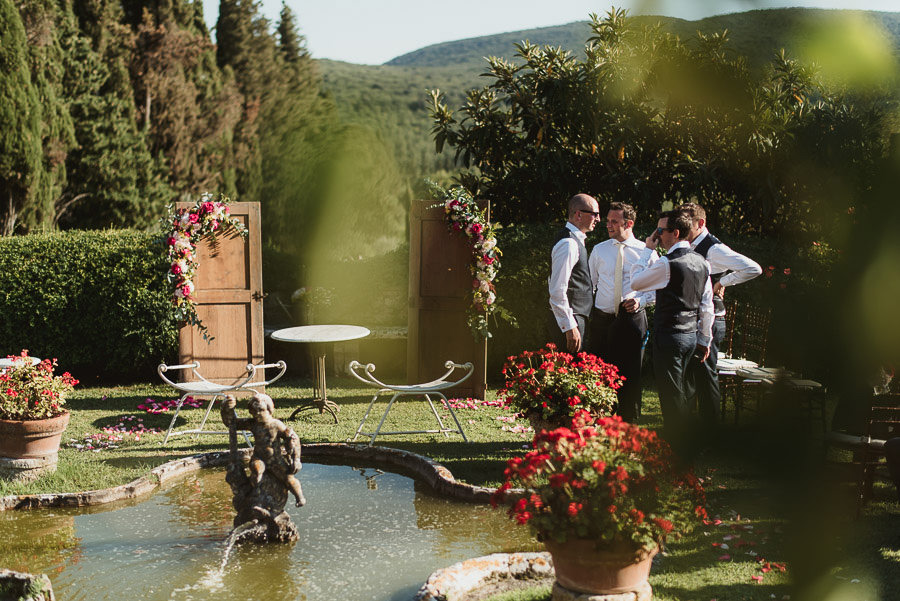 Borgo Sotmennano Wedding Photographer creative ceremony setup de