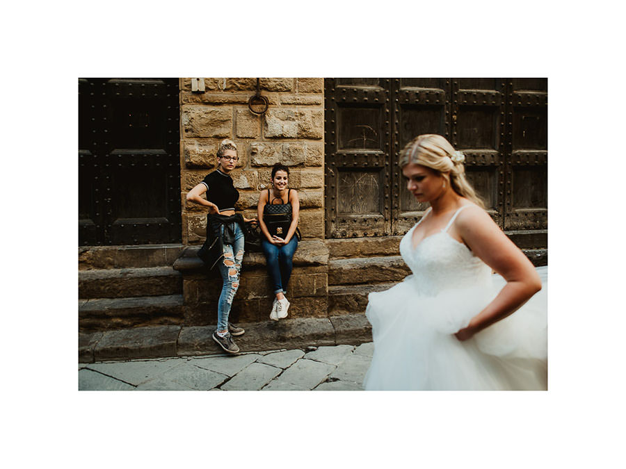 tuscan seaside wedding photographer bride groom forst look flore