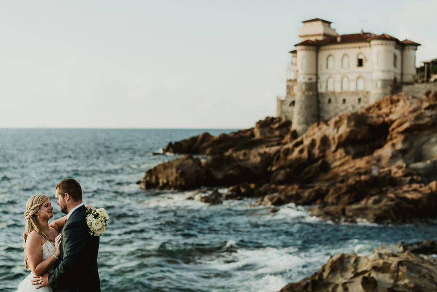 tuscan seaside wedding photographer bride groom intimate candid