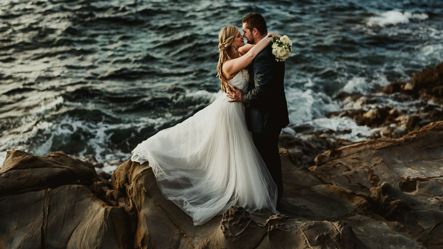 tuscan seaside wedding photographer bride groom intimate candid