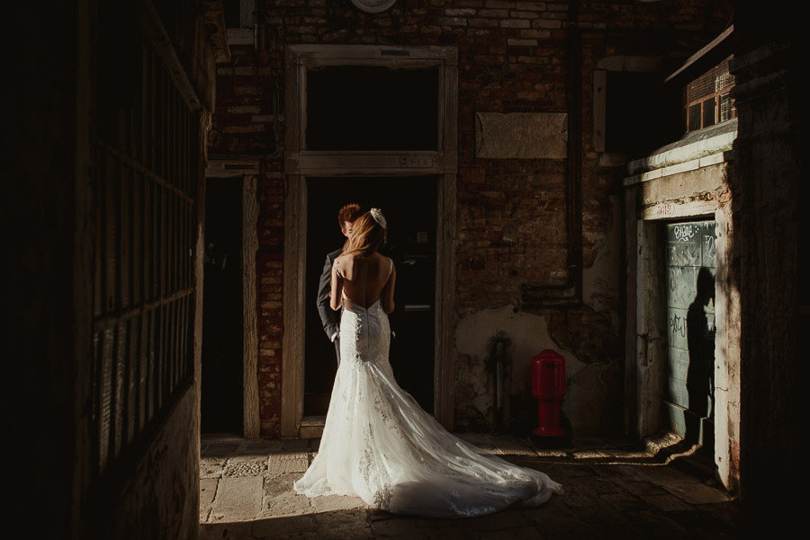 085 winter elopement in venice photography bride groom intimate portrait veince light Wedding Photographer Venice