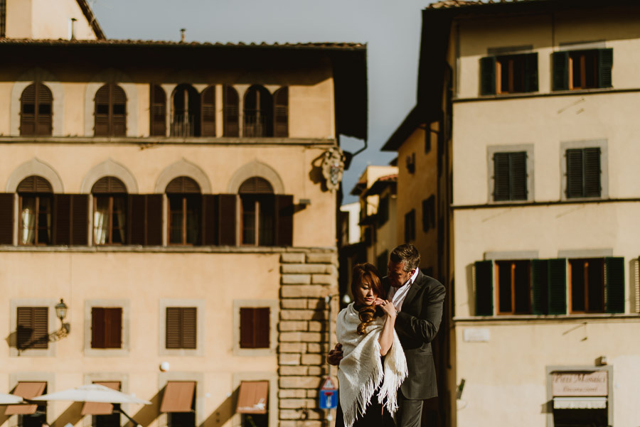 Couple portrait photography florence tuscany italy Piazza Pitti
