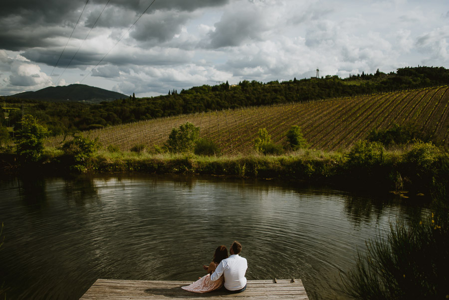 Couple romantic portrait photography florence tuscany lake intim