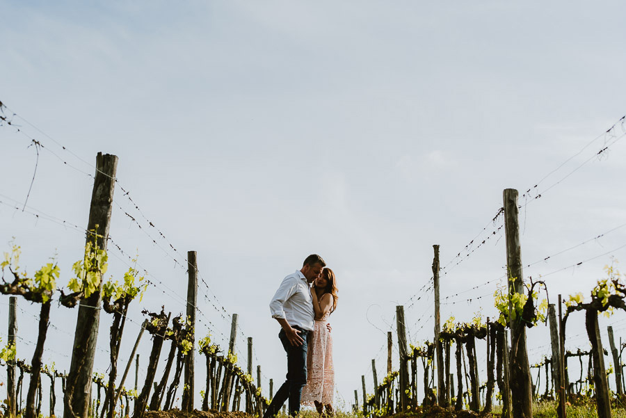 Couple modern portrait photography florence tuscan vineyard