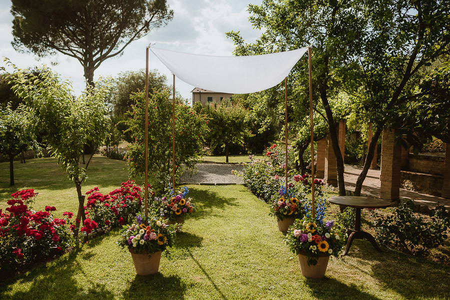intimate wedding in Tuscan Villa relaxed wedding guests
