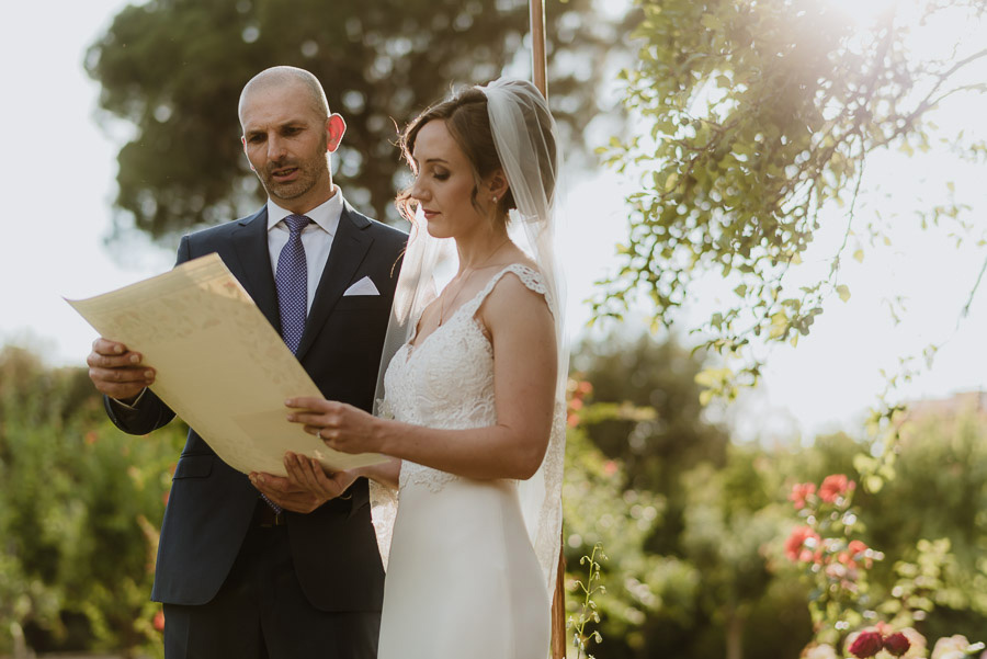 relaxed wedding in Tuscan Villa outdoor symbolic ceremony