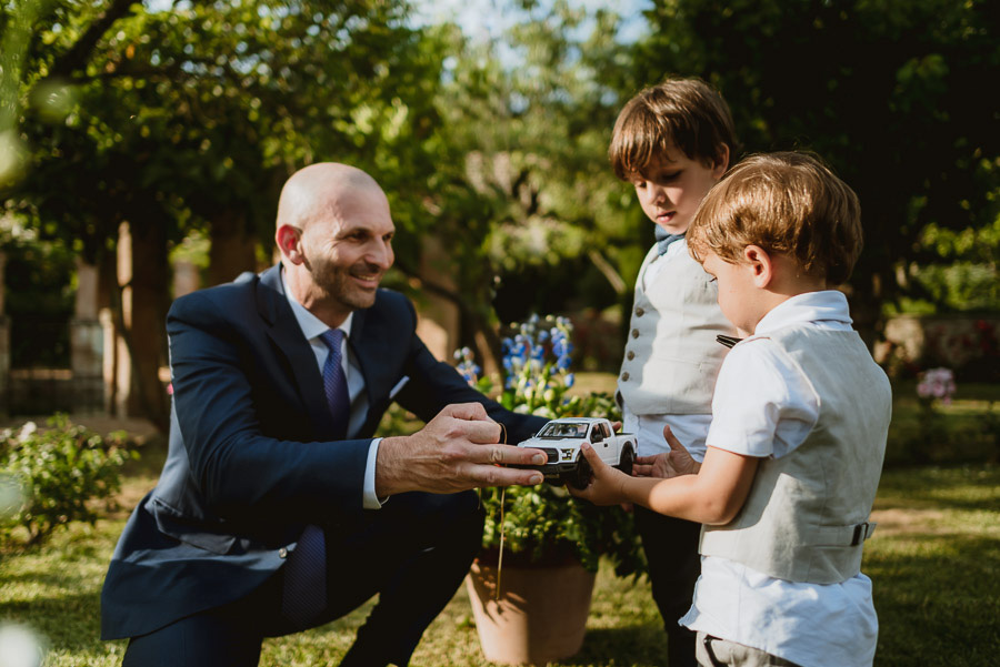 relaxed wedding in Tuscan Villa wedding ceremony kids bring rin