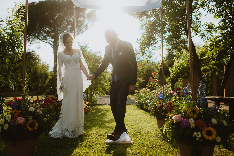 relaxed wedding in Tuscan Villa outdoor symbolic ceremony