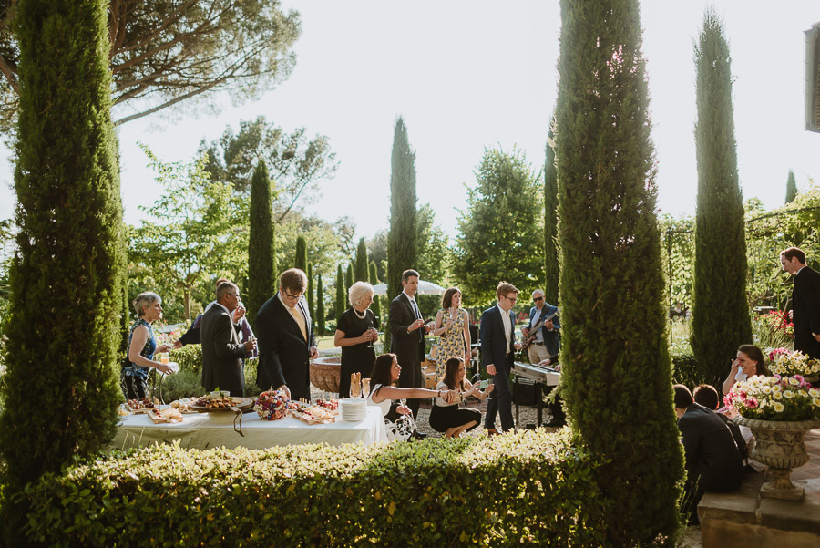 relaxed wedding in Tuscan Villa alfresco aperitif