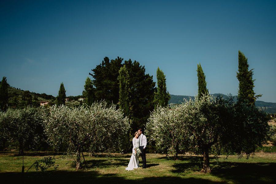 relaxed funny wedding private villa photohraphy romantic couple
