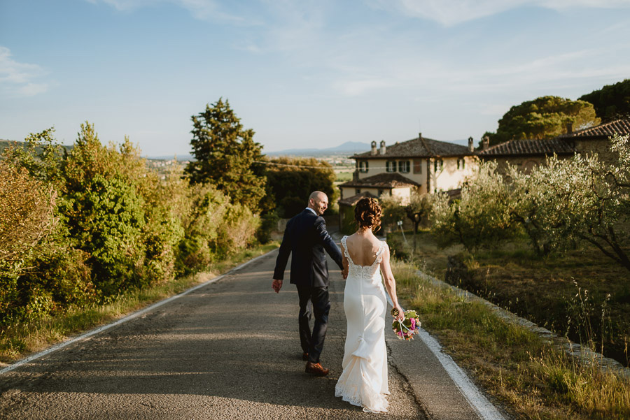 relaxed wedding in Tuscany bride groom best portrait