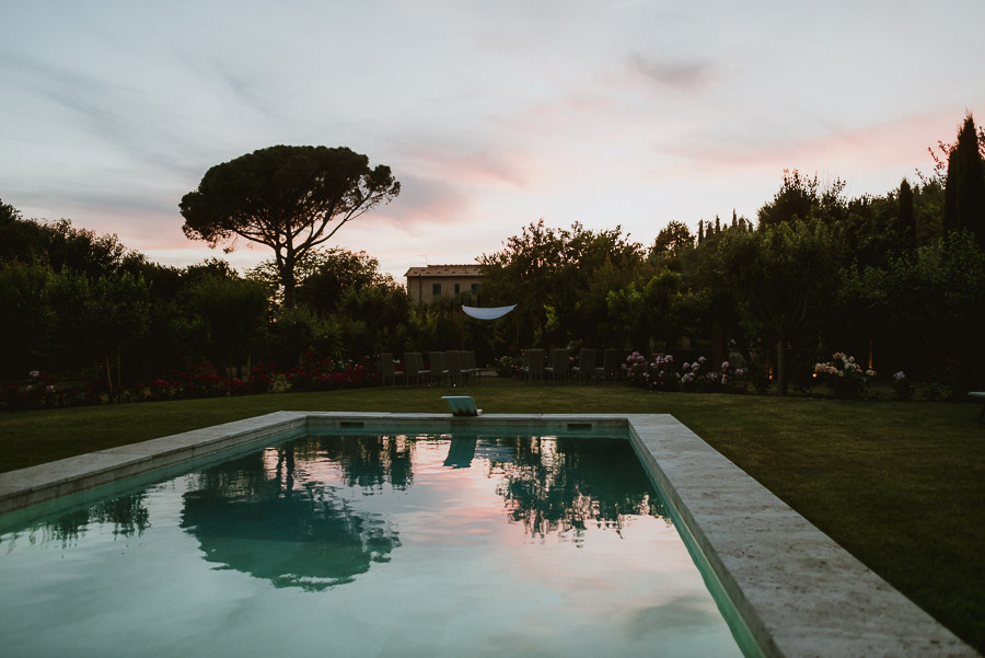 intimate wedding in Tuscan Villa relaxed outdoor dinner