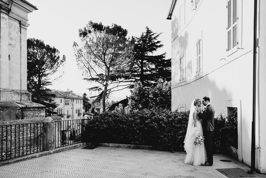 luxury wedding photographer umbria italy romantic couple portrai