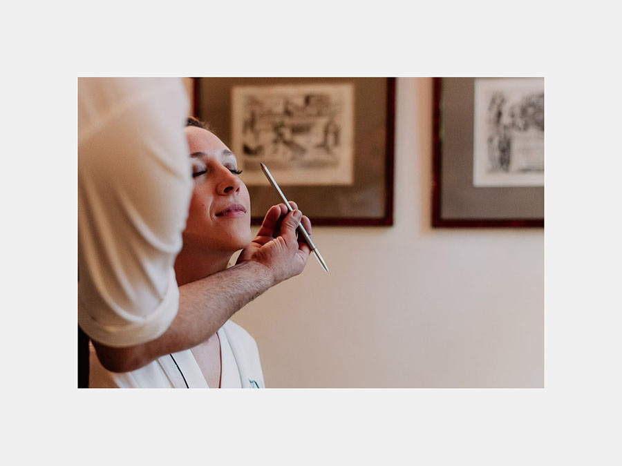 Exclusive wedding photographer tuscany italy bride getting ready