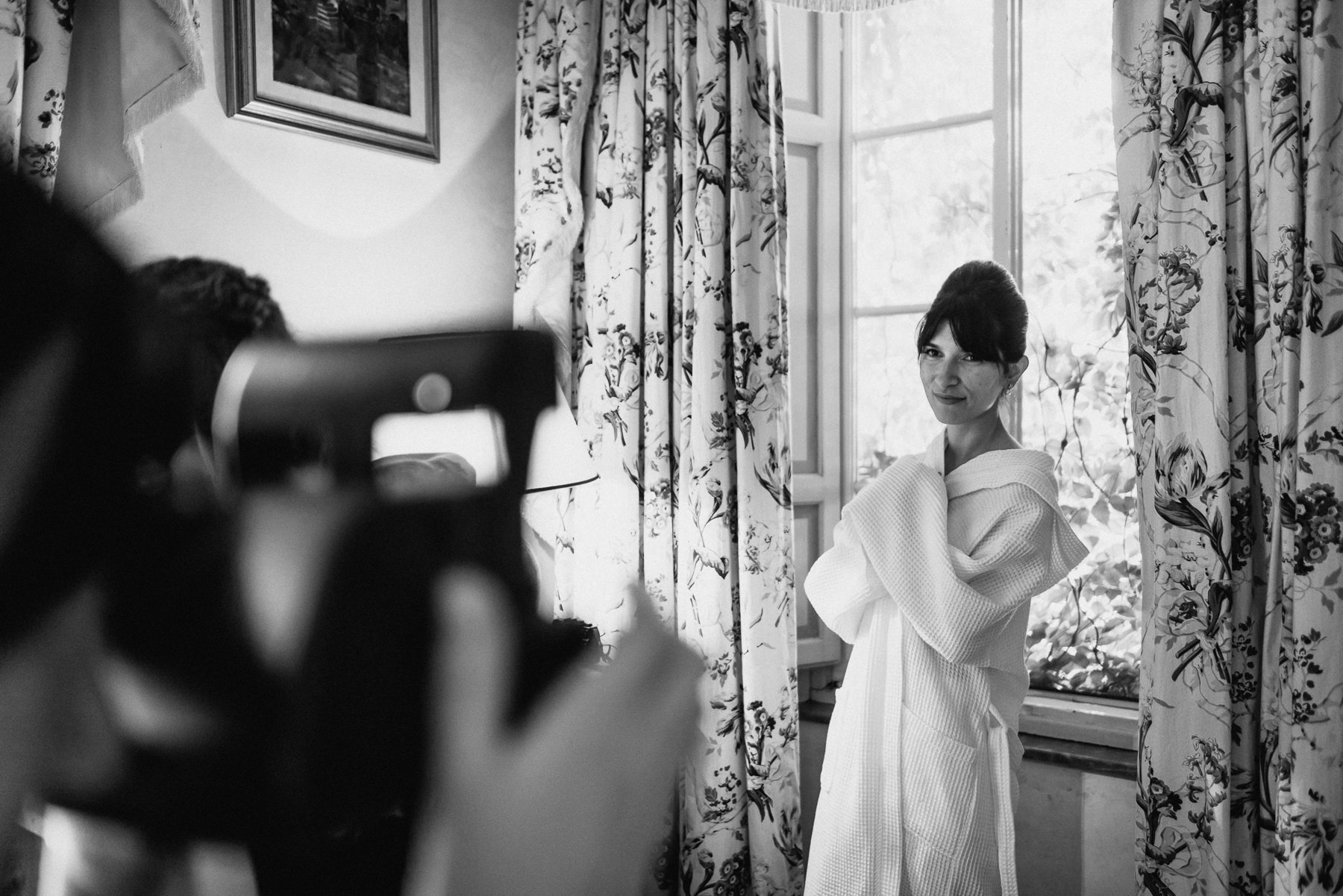 creative wedding photographer tuscany bride getting ready