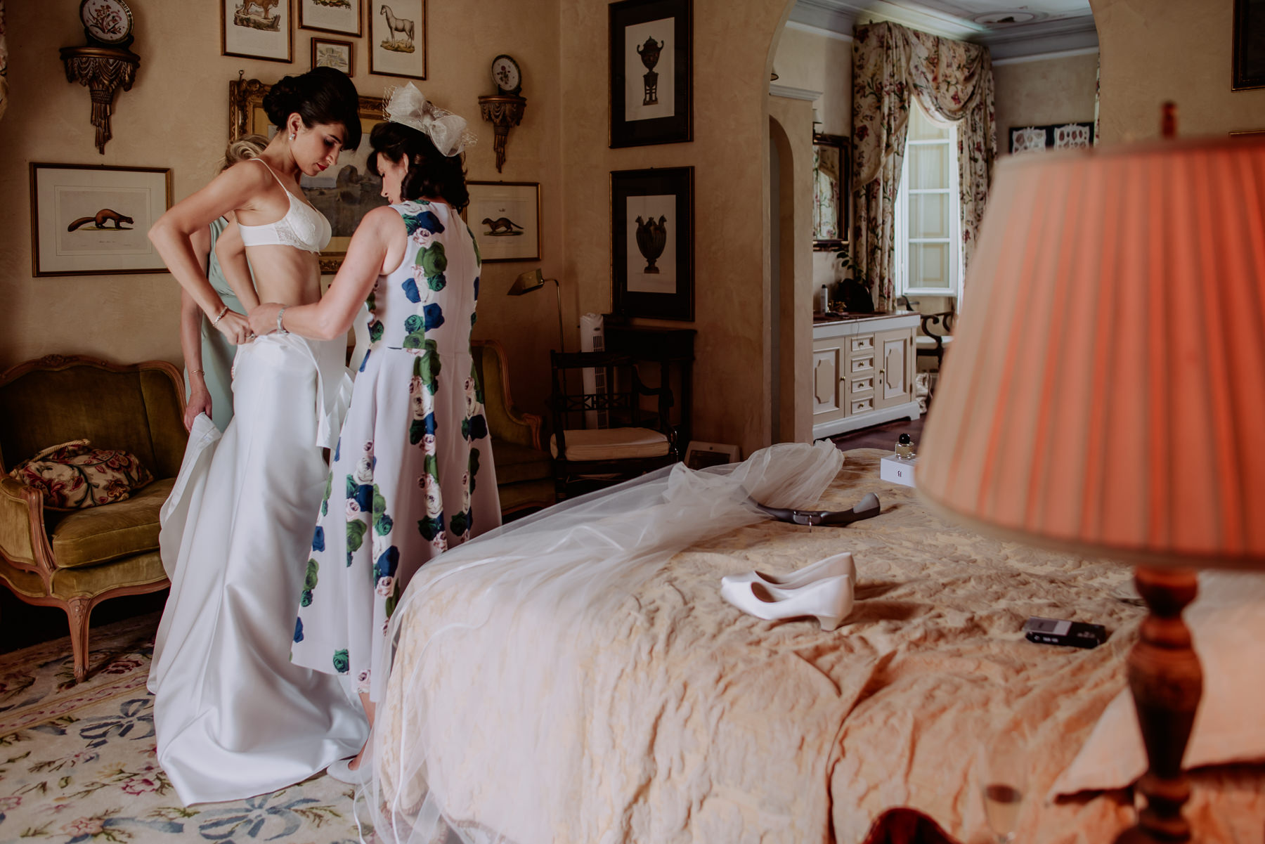 041-creative-wedding-photographer-tuscany-bride-getting-ready