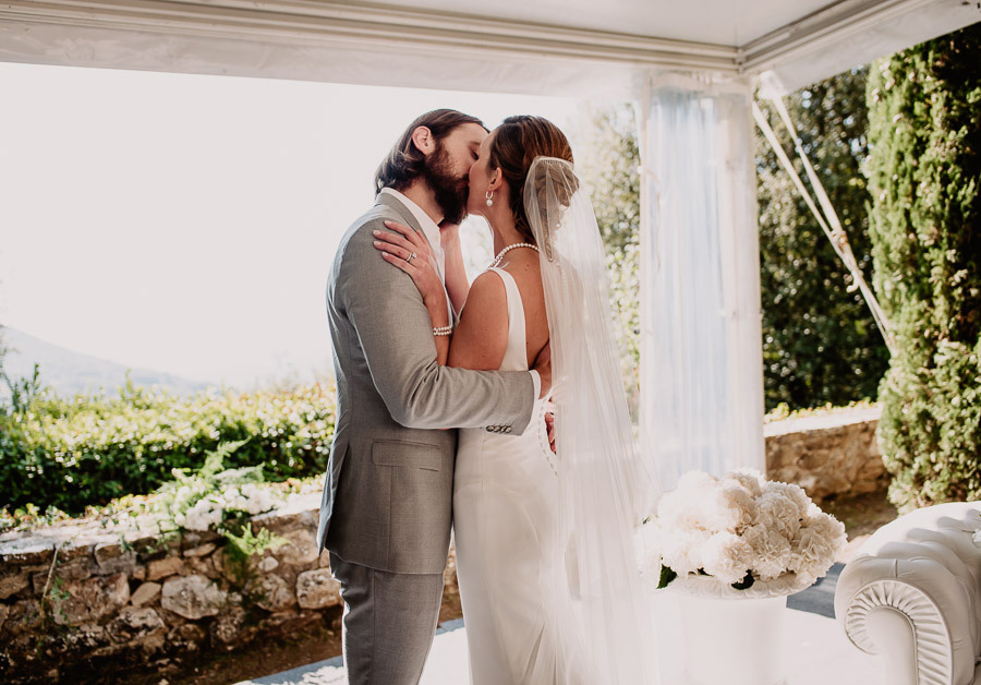 Exclusive wedding photographer tuscany italy romantic symbolic c