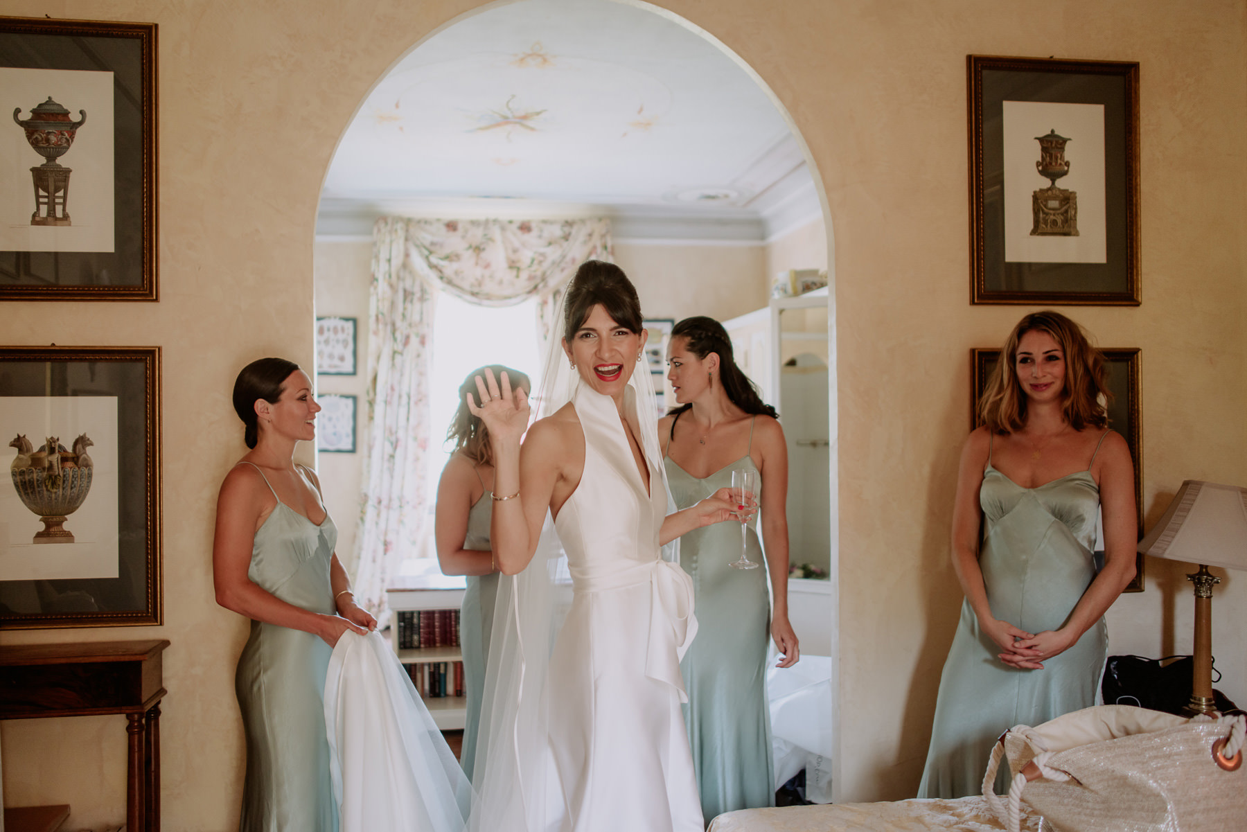 creative wedding photographer tuscany bride getting ready villa