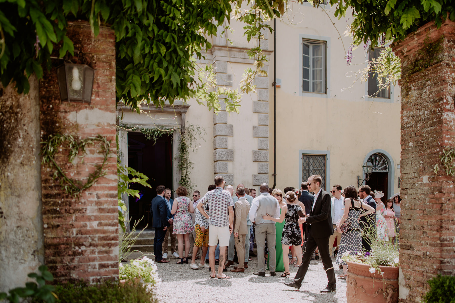 creative wedding photographer tuscany symbolic ceremony villa mi