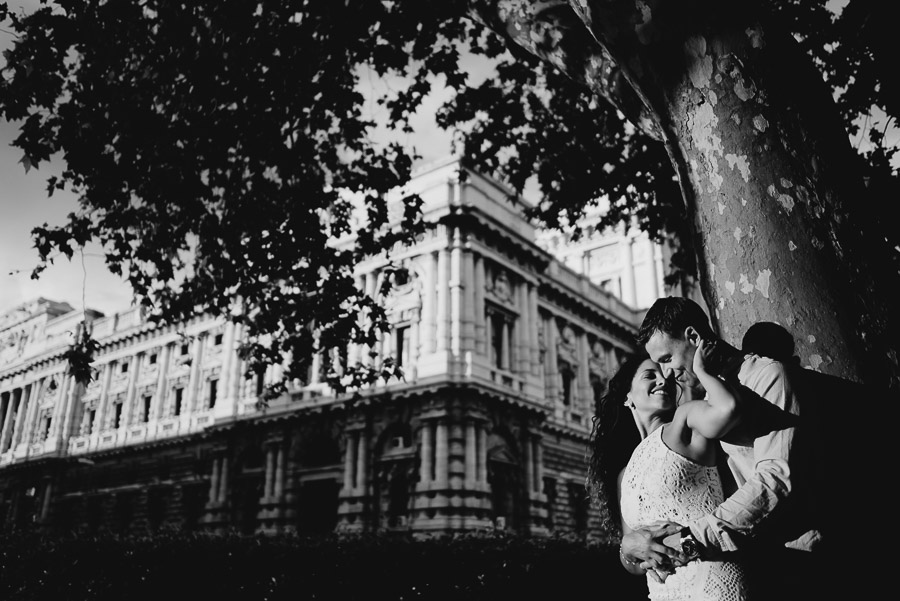 wedding photographer rome romantic couple session lungotevere