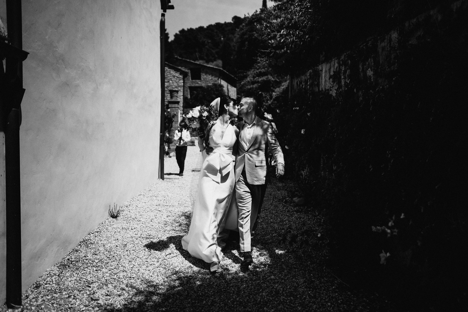 creative wedding photographer tuscany first kiss moody