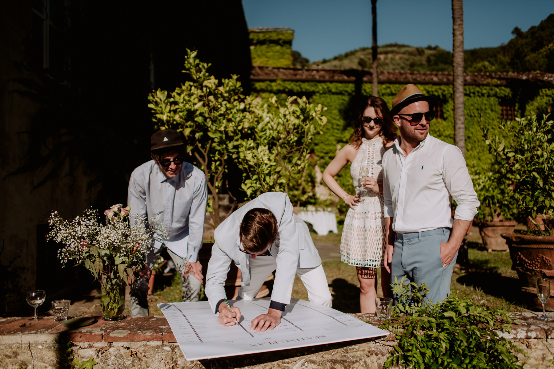 creative wedding photographer tuscany guestbook signs