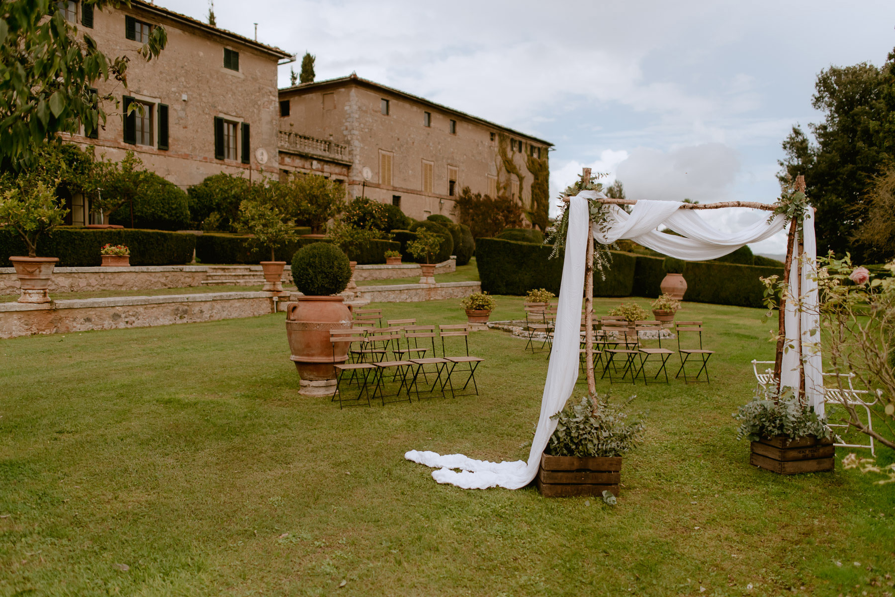 intimate wedding in Tuscany Italy Borgo Stomennano outdoor weddi