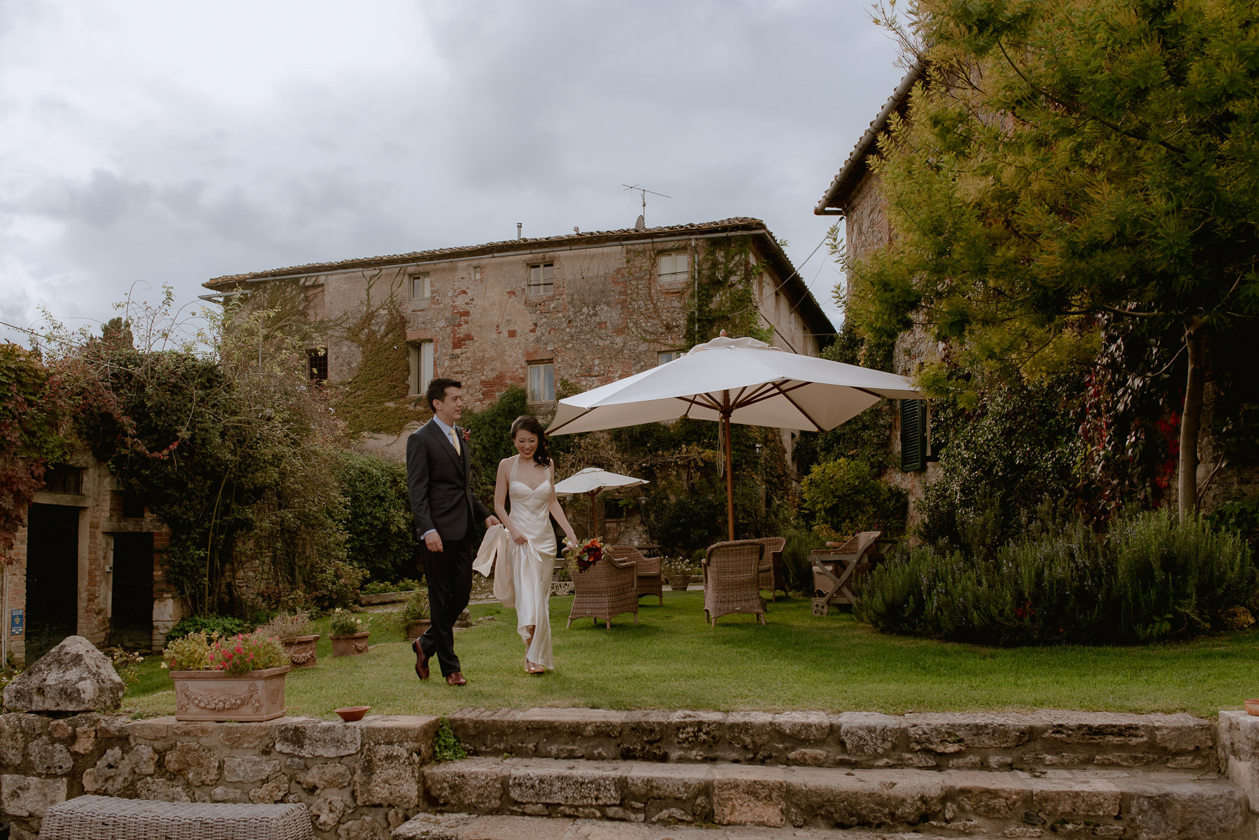 intimate wedding in Tuscany timeless authentic bride groom portr